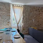 Le Chemin Des Pouzes Apartamento *